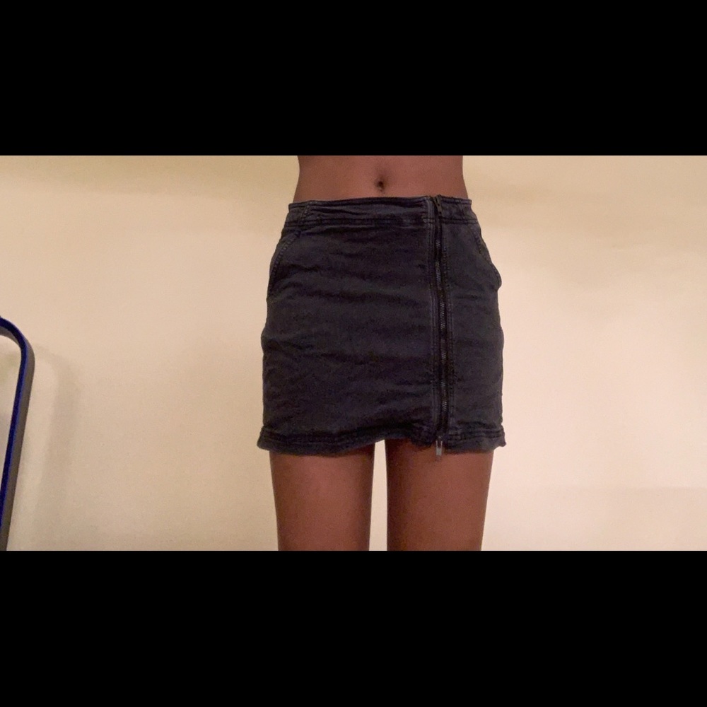 american eagle black zip up skirt